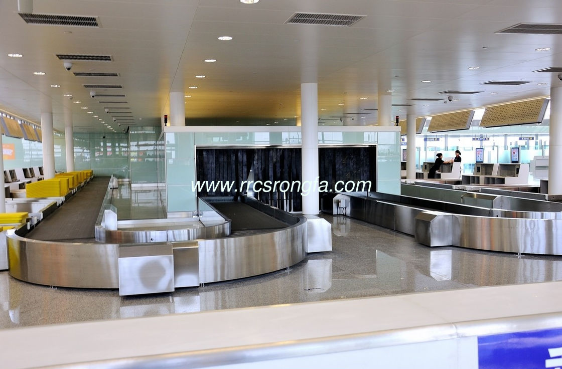 Baggage reclaim carousel. flat carousel. flat plate carousel. plane baggage carousel. horizaontal claim conveyor