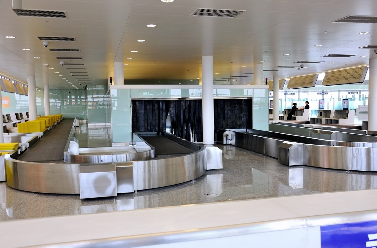 Baggage reclaim carousel. flat carousel. flat plate carousel. plane baggage carousel. horizaontal claim conveyor